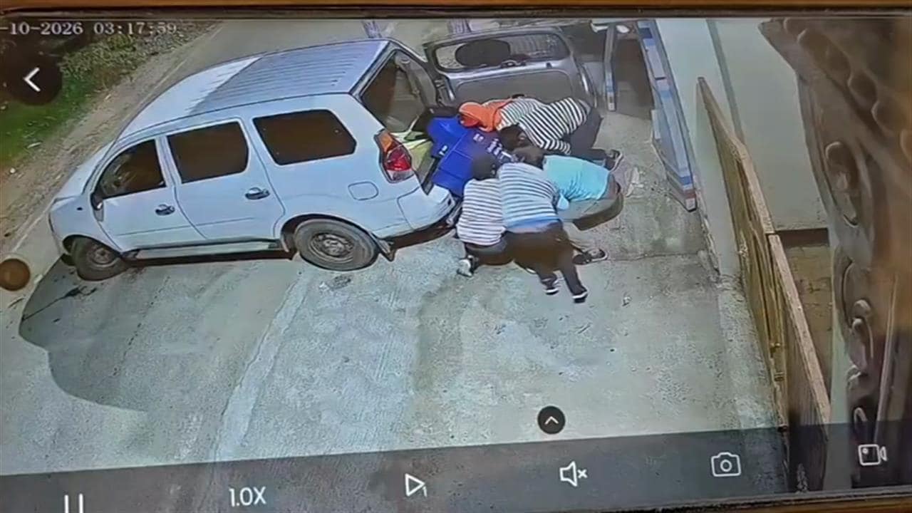 ATM मशीन उखाड़ कार में लोड कर ले गए चोर