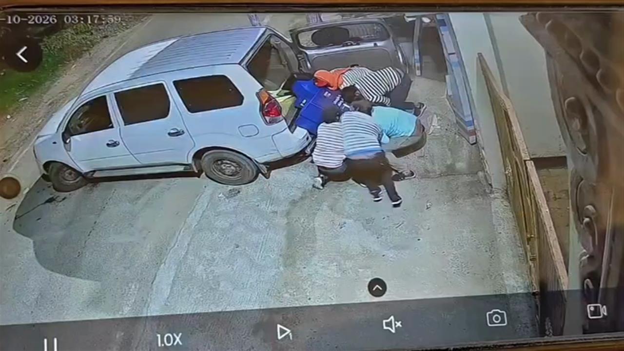 ATM मशीन उखाड़ कार में लोड कर ले गए चोर