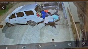 ATM मशीन उखाड़ कार में लोड कर ले गए चोर