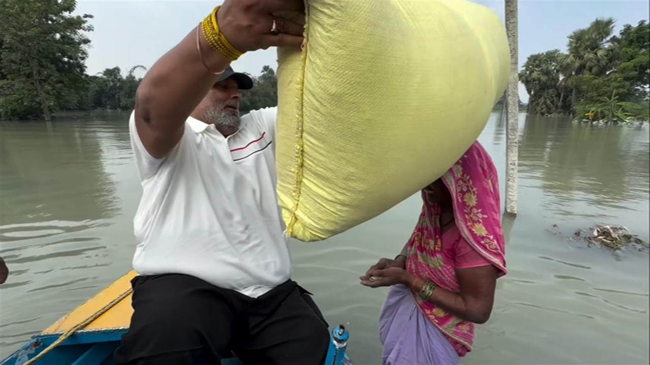 बिहार की बाढ़ में फंसी महिला का दर्द रुला देगा