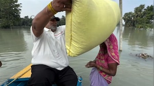 बिहार की बाढ़ में फंसी महिला का दर्द रुला देगा