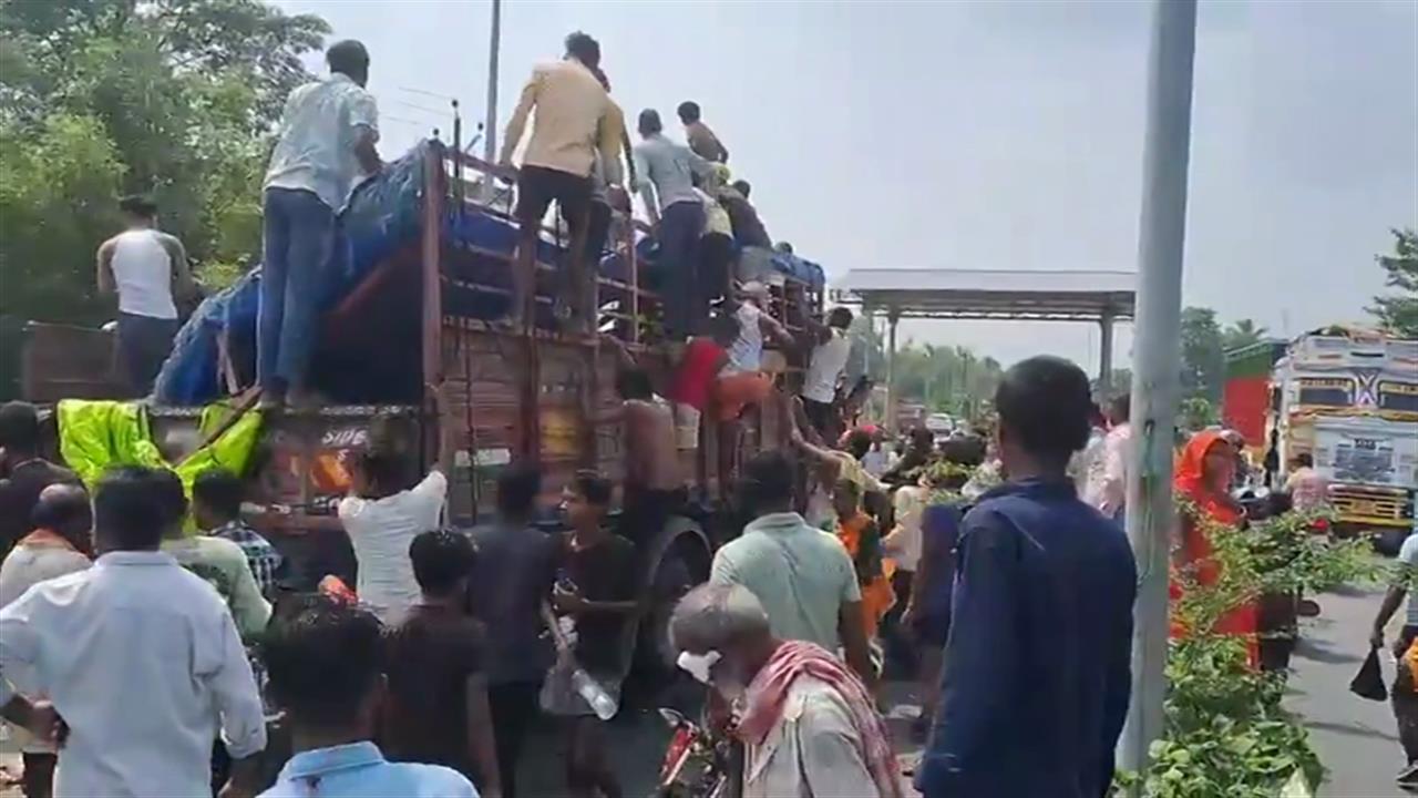 बिहार में शराब से भरे ट्रक का हुआ एक्सीडेंट तो लूटने के लिए दौड़ पड़ी भीड़