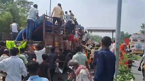 बिहार में शराब से भरे ट्रक का हुआ एक्सीडेंट तो लूटने के लिए दौड़ पड़ी भीड़