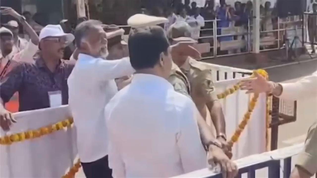 CM के साथ एंट्री से रोके गए  मंत्री, पुलिस अधिकारी से तीखी बहस का वीडियो वायरल