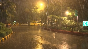 दिल्&zwj;ली एनसीआर में झमाझम बारिश, देखें- जंतर-मंतर से कालकाजी मंदिर तक कैसे हैं हालात