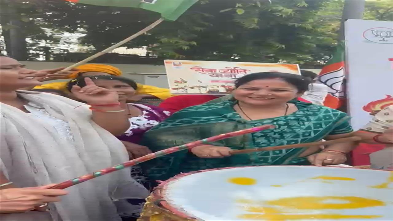 'एक कचौरी दो समोसा...', PM मोदी की सभा में भी गूंजा नारा