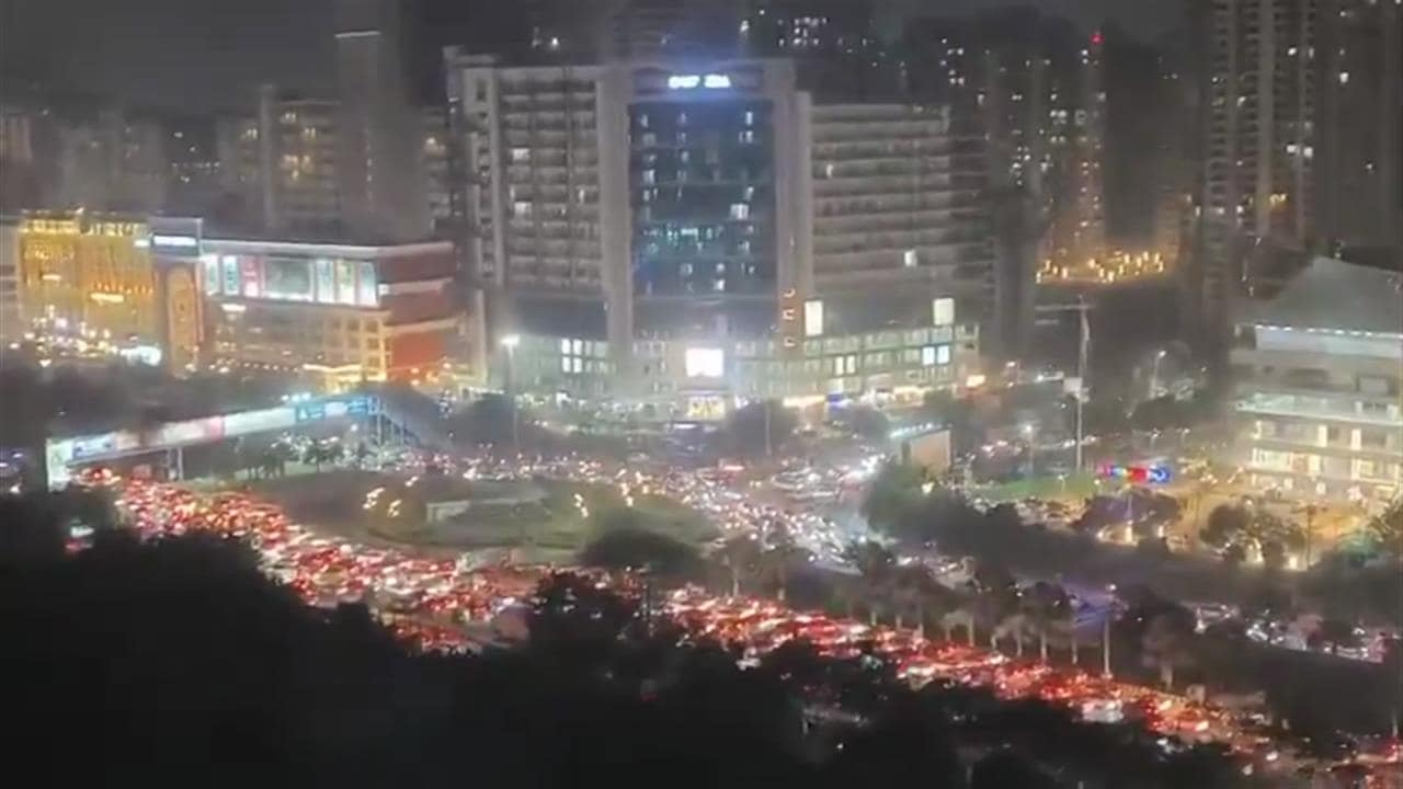 Greater Noida West में लंबा जाम, दशहरा मेला देखने निकले लोग ट्रैफिक में फंसे