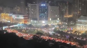 Greater Noida West में लंबा जाम, दशहरा मेला देखने निकले लोग ट्रैफिक में फंसे