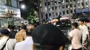 कोलकाता में हादसे के बाद अस्पताल पहुंचे सीएम