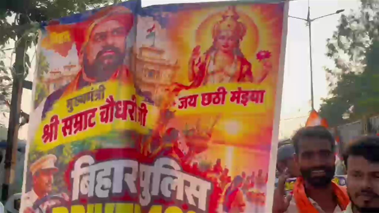 छठ व्रती बन सड़क पर उतरे बिहार पुलिस भर्ती अभ्यर्थी, अनोखे अंदाज में किया प्रदर्शन