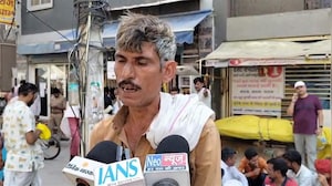 प्रेमानंद महाराज के आश्रम केली कुंज पर गांववालों के साथ धरने पर बैठा एक परिवार