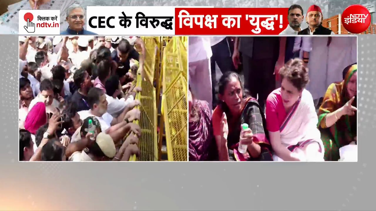 बैरिकेडिंग पर चढ़कर खड़े हुए राहुल गांधी, CEC के खिलाफ विपक्ष का विरोध मार्च