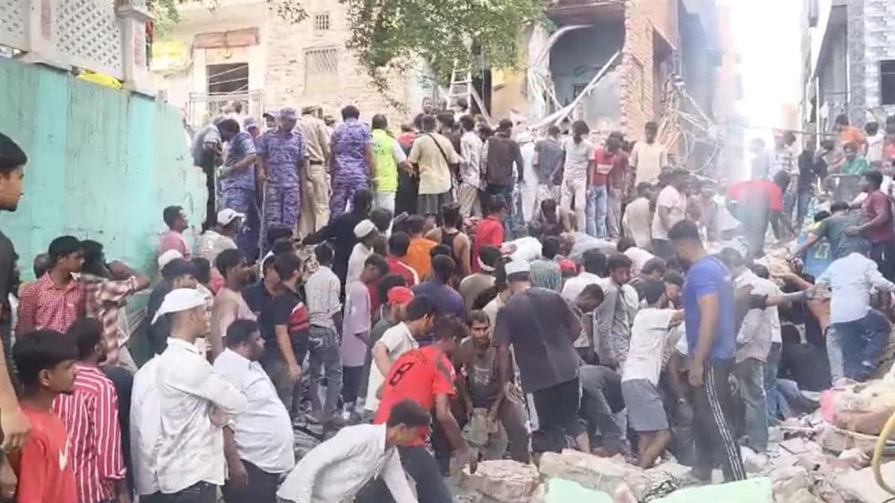 दिल्ली के सीमापुरी में बिल्डिंग गिरी, कई लोगों के दबने की आशंका