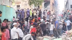 दिल्ली के सीमापुरी में बिल्डिंग गिरी, कई लोगों के दबने की आशंका