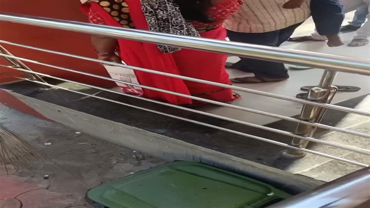 महाराष्ट्र के बीड में मानवता शर्मसार, बेहोश 11 साल की बच्ची और पिता को एंबुलेंस से उतारा