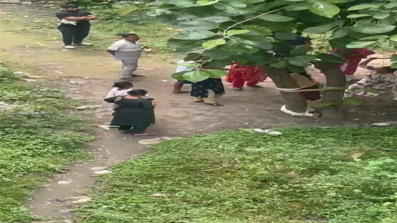 Video : पेड़ से बांधकर महिला की बेरहमी से पिटाई, धनबाद की घटना का वीडियो वायरल