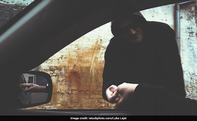 Dealers Tried To Sell Drugs To Undercover Cops, Arrested