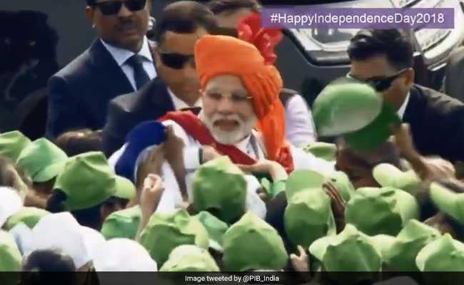 ...जब लाल किला पर जश्न-ए-आजादी में झूम रहे बच्चों के बीच अचानक पहुंचे पीएम मोदी, देखें वीडियो