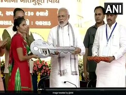 गुजरात के वलसाड में PM नरेंद्र मोदी बोले- रक्षाबंधन पर बहनों को घर का तोहफा मिले, इससे अच्छा कुछ नहीं गुजरात के वलसाड में PM नरेंद्र मोदी बोले- रक्षाबंधन पर बहनों को घर का तोहफा मिले, इससे अच्छा कुछ नहीं