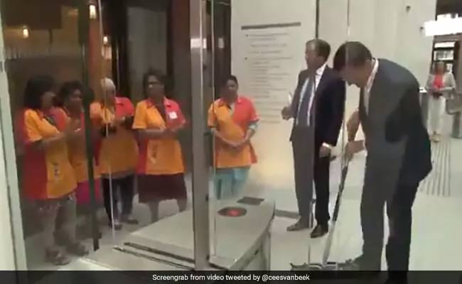 इस देश के प्रधानमंत्री के हाथ से गिरी कॉफी तो खुद लगाया पोछा, वीडियो हुआ VIRAL