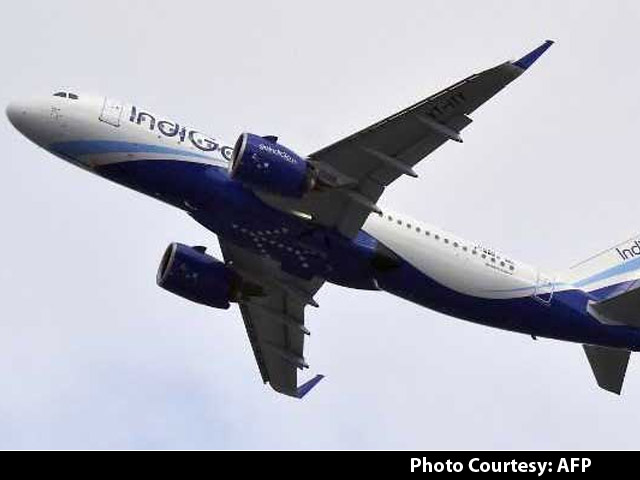 इंडिगो फ्लाइट के टॉयलेट में स्मोकिंग करते पकड़ा गया यात्री, गोवा में लैंड करते ही हिरासत में