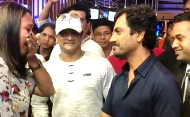 नवाजुद्दीन सिद्दीकी से मिलकर फूट-फूटकर रोने लगी ये लड़की, और फिर...देखें Video