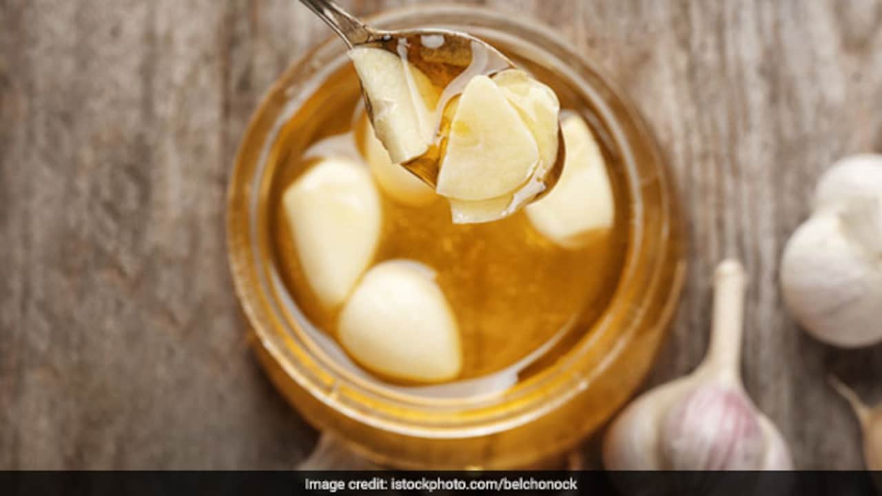 शहद के साथ लहसुन खाने के 5 फायदे जानकर हैरान रह जाएंगे आप, जानें बनाने का सही तरीका