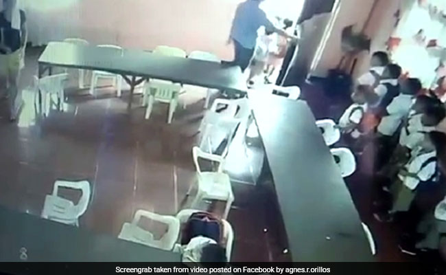 स्कूल में सो रहा था बच्चा, जैसे ही उठाया टीचर ने तो किया कुछ ऐसा, देखें Viral Video