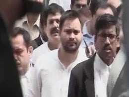 IRCTC घोटाला : आरोपी के रूप में पहली बार अदालत में पेश हुए तेजस्वी - जानें, कोर्टरूम में कैसा था रिएक्शन IRCTC घोटाला : आरोपी के रूप में पहली बार अदालत में पेश हुए तेजस्वी - जानें, कोर्टरूम में कैसा था रिएक्शन