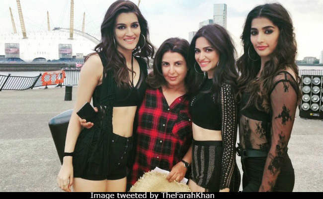 It's <I>Housefull</I> With The Leading Ladies! Hello there, Kriti Sanon, Pooja Hegde, Kriti Kharbanda