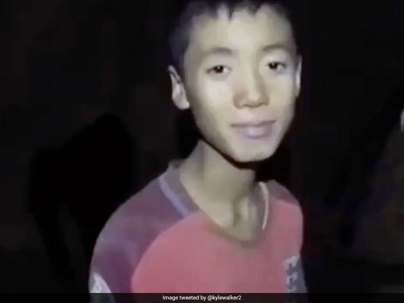 England Footballer Kyle Walker Makes Touching Gesture Towards Thai Footballers Rescued From Cave