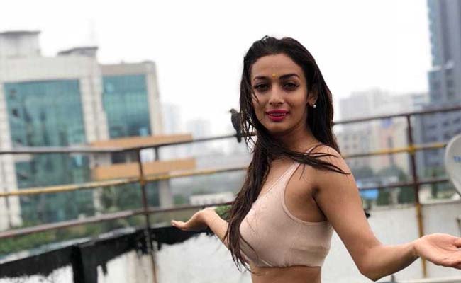 Mumbai Weather: मुंबई की बारिश में खुद पर काबू नहीं रख सकी ये एक्ट्रेस, 'टिप टिप बरसा पानी' पर यूं करने लगी डांस, देखें वीडियो