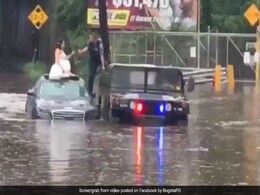 बाढ़ में फंसी दुल्हन, जान बचाने के लिए दूल्हे को छोड़ बैठ गई कार के ऊपर, देखें VIDEO बाढ़ में फंसी दुल्हन, जान बचाने के लिए दूल्हे को छोड़ बैठ गई कार के ऊपर, देखें VIDEO
