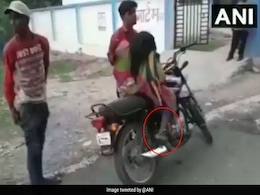 मध्यप्रदेश में मानवता शर्मसार, मोटरसाइकिल पर मां की लाश ढोने को मजबूर हुआ बेटा मध्यप्रदेश में मानवता शर्मसार, मोटरसाइकिल पर मां की लाश ढोने को मजबूर हुआ बेटा