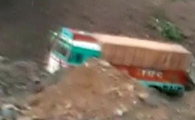 हिमाचल प्रदेश : ट्रक के ऊपर धड़ाम से गिर गई एक पूरी चट्टान