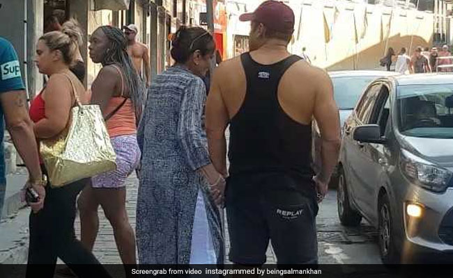 सलमान खान इनका हाथ थामे माल्टा की सड़कों पर घूमे, 17 घंटे में 18 लाख बार देखा गया Video