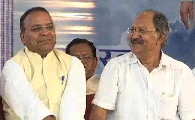 अटल बिहारी वाजपेयी के श्रद्धांजलि कार्यक्रम में हंसी ठिठोली करते दिखे छत्तीसगढ़ सरकार के दो मंत्री