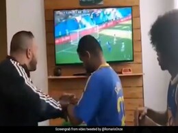 न देख पाता है और न सुन पाता है फिर भी ऐसे फुटबॉल वर्ल्ड कप एन्जॉय रहा है ये शख्स न देख पाता है और न सुन पाता है फिर भी ऐसे फुटबॉल वर्ल्ड कप एन्जॉय रहा है ये शख्स