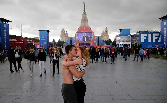 At World Cup, Russians And Foreigners Swipe Right On Love