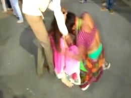 महाकाल मंदिर के बाहर फूल-प्रसाद बेचने को लेकर खतरनाक मारपीट, श्रद्धालु भी सहमे  महाकाल मंदिर के बाहर फूल-प्रसाद बेचने को लेकर खतरनाक मारपीट, श्रद्धालु भी सहमे