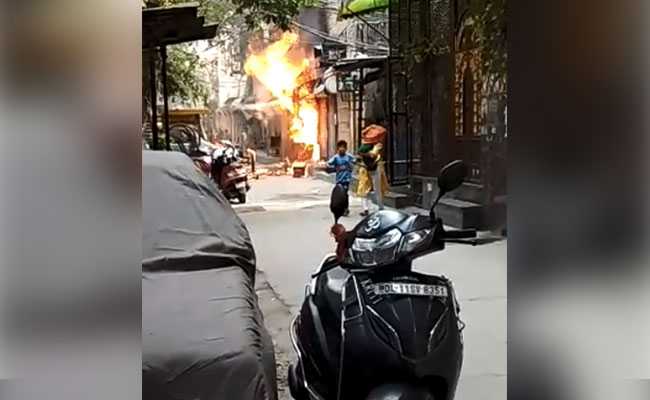 दिल्ली के शकूरपुर में दुकान में एलपीजी सिलेंडर हुआ ब्लास्ट, मालिक की हालत गंभीर