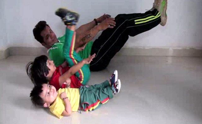 Madhya Pradesh Dad's Fitness Routine With Daughters Is Viral