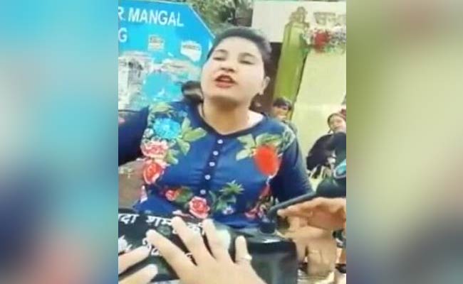 बिना हेलमेट पुलिस ने पकड़ा, युवती ने दी धमकी-चालान काटा तो जला दूंगी स्कूटी, देखें VIDEO