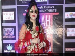 'राधे मां' ने काले चश्मे में यूं मारी एंट्री, सत्संग नहीं बल्कि यहां पहुंचीं तो सभी रह गए हैरान... देखें Pics 'राधे मां' ने काले चश्मे में यूं मारी एंट्री, सत्संग नहीं बल्कि यहां पहुंचीं तो सभी रह गए हैरान... देखें Pics