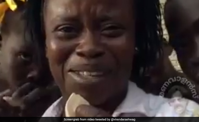 ऐसी गरीबी! इस देश में कीचड़ में नमक मिलाकर बनाई जाती हैं रोटियां, देखें आंखे नम करने देने वाला VIDEO