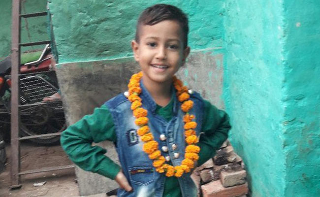 डेढ़ साल पहले अगवा हुए बच्चे का शव उसी के पड़ोस के घर में एक बॉक्स में बंद मिला