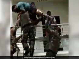केरल बाढ़ : सेना ने बाढ़ में फंसे दिव्यांग की ऐसे की मदद, VIDEO वायरल केरल बाढ़ : सेना ने बाढ़ में फंसे दिव्यांग की ऐसे की मदद, VIDEO वायरल