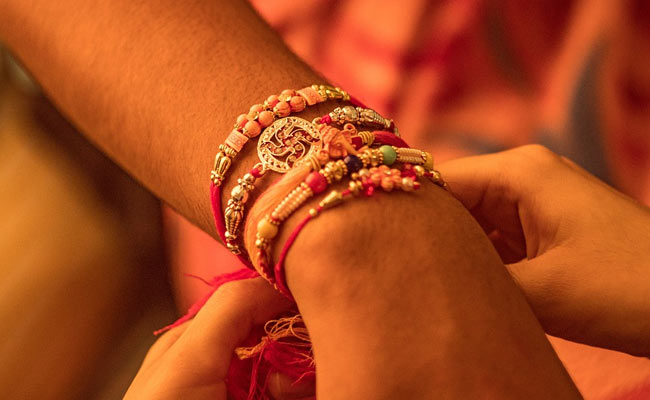 Raksha Bandhan Rakhi Time: भद्रा के साये से बचकर इस शुभ मुहूर्त में बांधें भाई की कलाई पर राखी