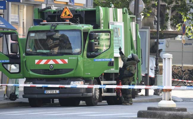 French Police Arrest Two Garbagemen Planning A Smelly Macron Protest