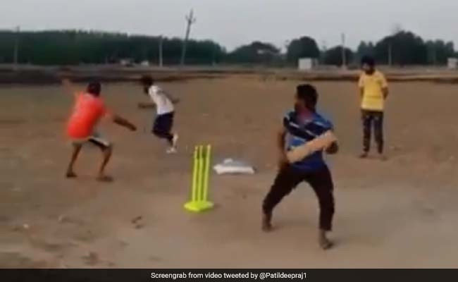 महेंद्र सिंह धोनी से भी तेज़ निकला यह विकेटकीपर, देखें, किस 'शातिर' तरीके से बल्लेबाज़ को किया आउट